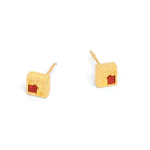 Ohrstecker Cubimos von BERND WOLF aus 24-Karat-goldplattiertem Sterlingsilber mit Wurzelkoralle, Designlinie Mosaik.