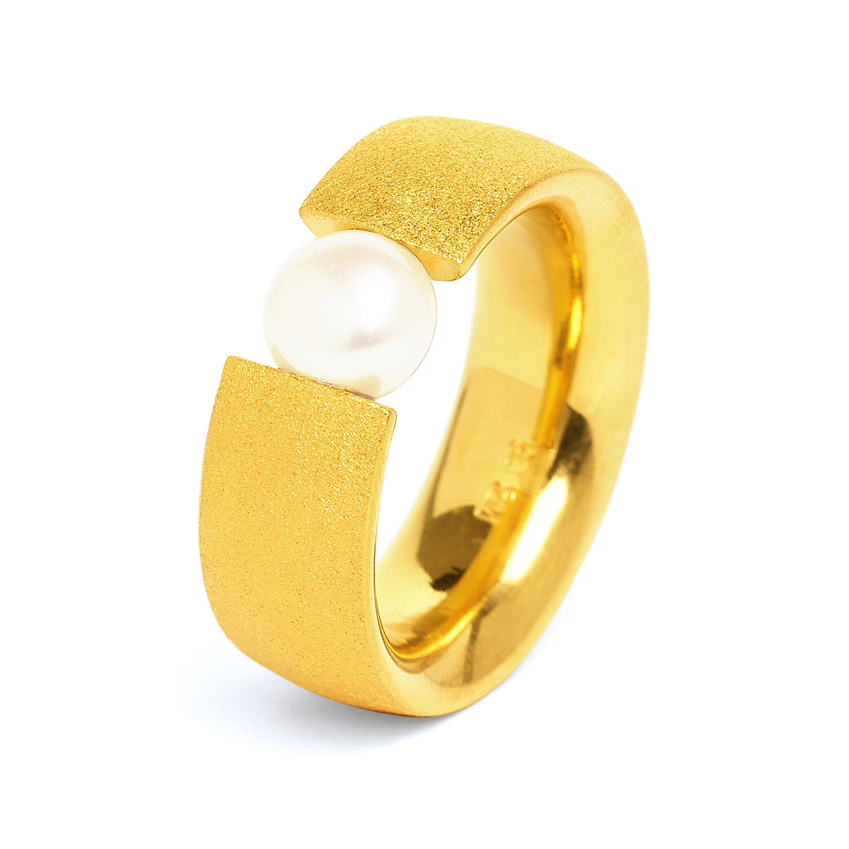 Ring Bahia von BERND WOLF aus 24-Karat-goldplattiertem Sterlingsilber mit Süßwasserperle, Designlinie Basics.