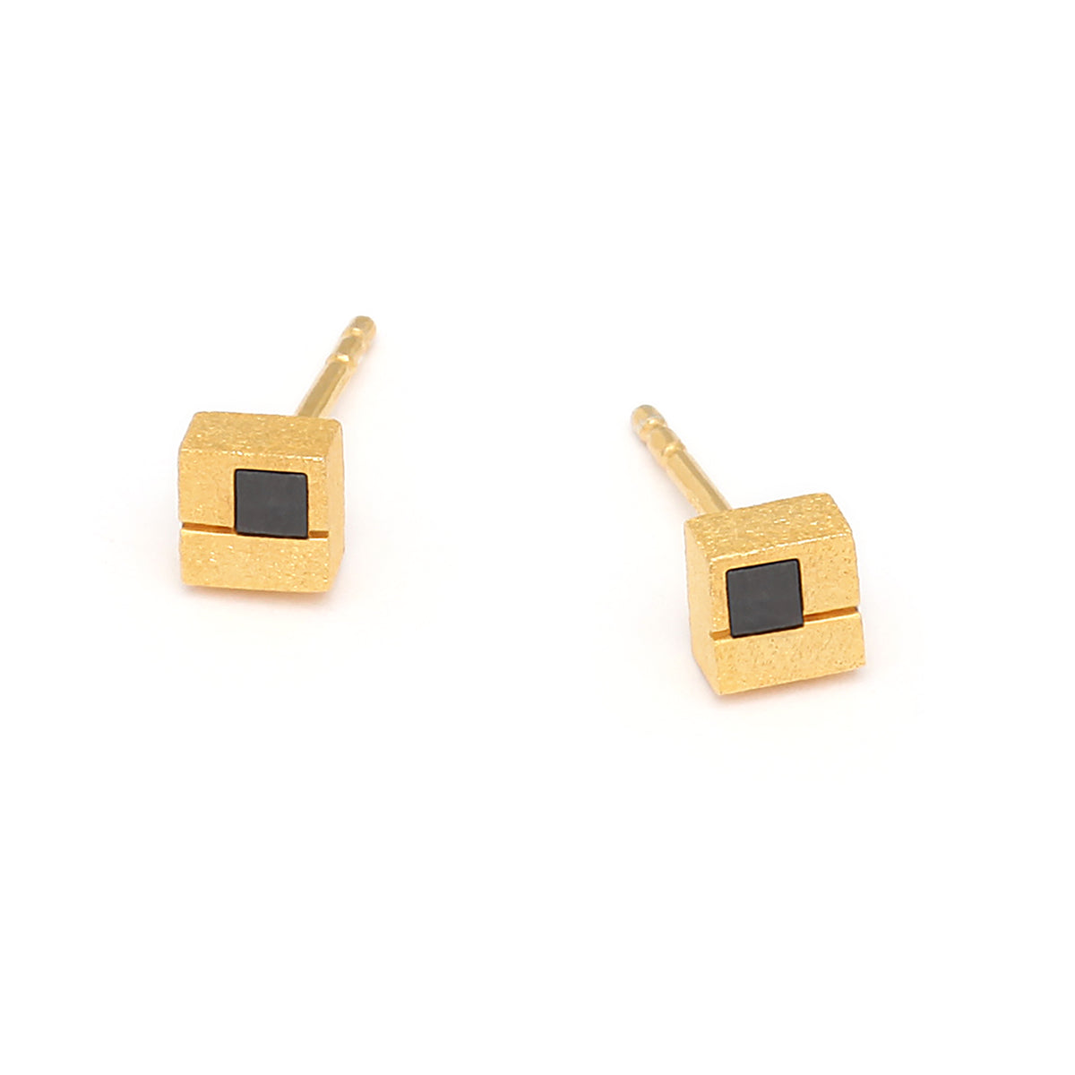 Ohrstecker Cubio von BERND WOLF aus 24-Karat-goldplattiertem Sterlingsilber mit Hämatin matt, Designlinie Cubes.