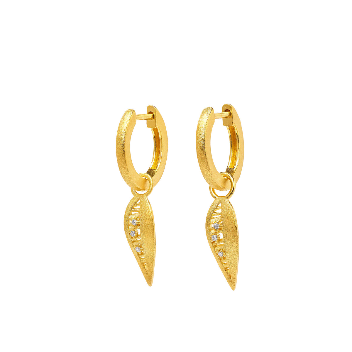 Creolen Flysa von BERND WOLF aus 24-Karat-goldplattiertem Sterlingsilber mit Zirkonia, Designlinie Feather.