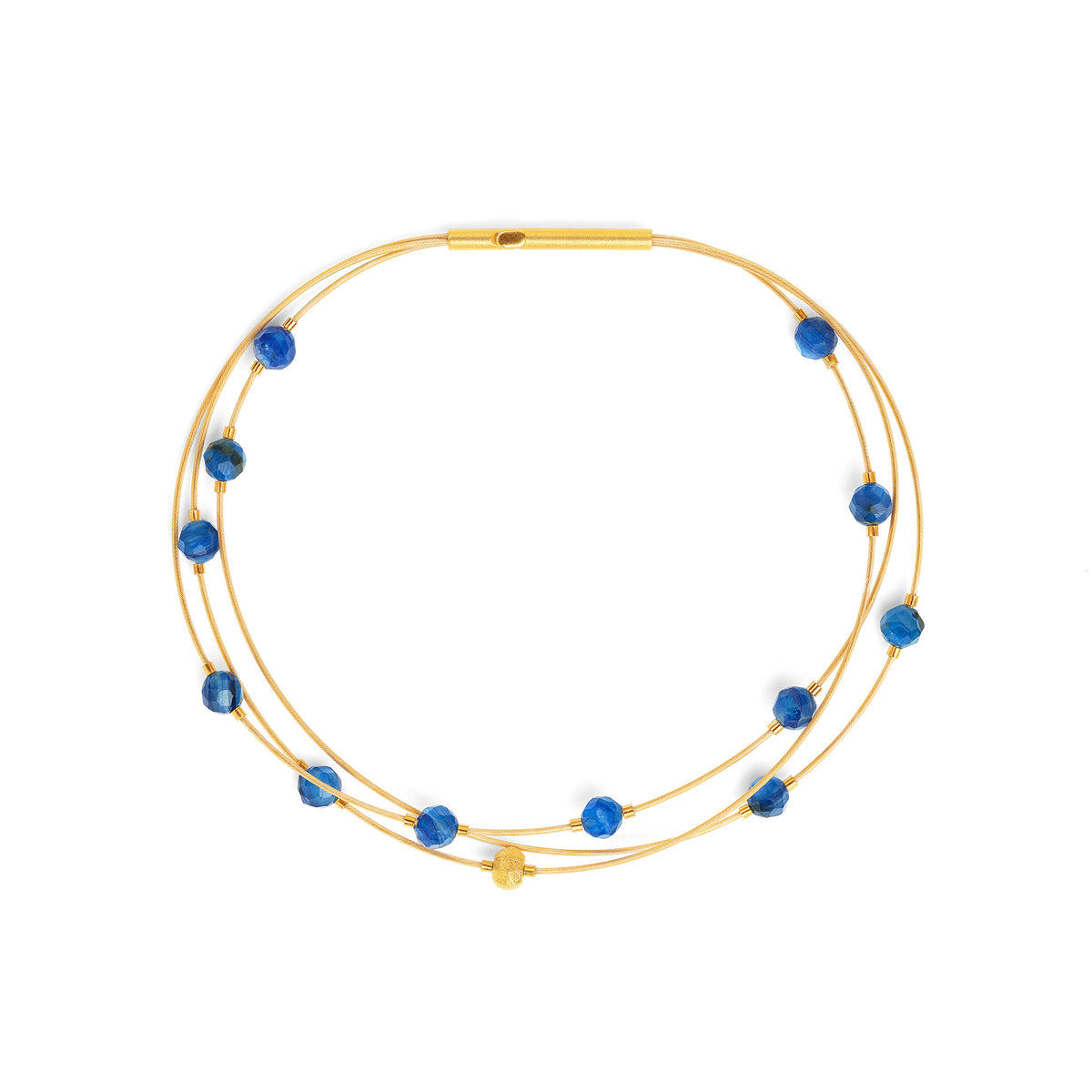 Armreif LaCialo von BERND WOLF aus 24-Karat-goldplattiertem Sterlingsilber mit Kyanit, Designlinie Facette.