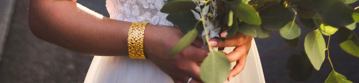 Goldener Armreif von BERND WOLF am Handgelenk getragen
