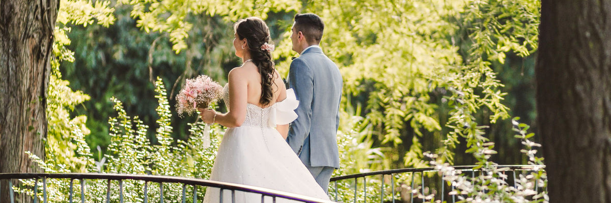 brautschmuck.jpg
Brautpaar bei einer sommerlichen Hochzeit im Grünen mit elegantem Brautschmuck