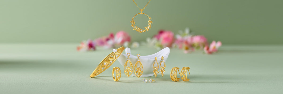Goldener Brautschmuck mit Halskette, Ohrhängern, Creolen, Ring und Armreif