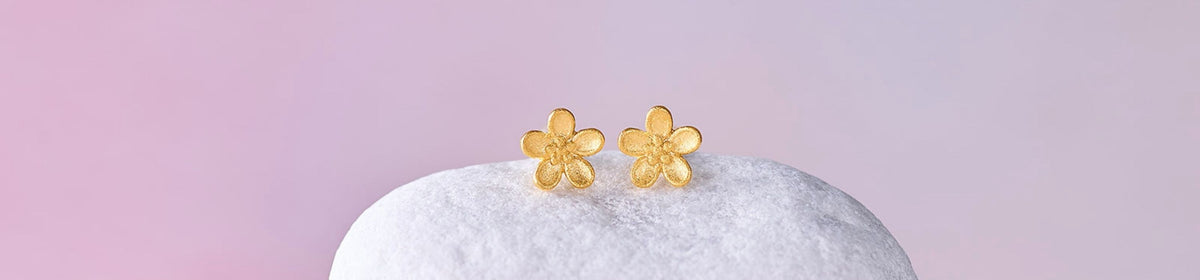 Goldene Ohrstecker von BERND WOLF in Blumenform