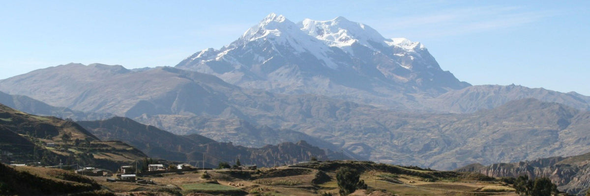 Berglandschaft mit ländlicher Region als Sinnbild für verantwortungsvolle Goldgewinnung und nachhaltige Lieferketten im Schmuckhandwerk.